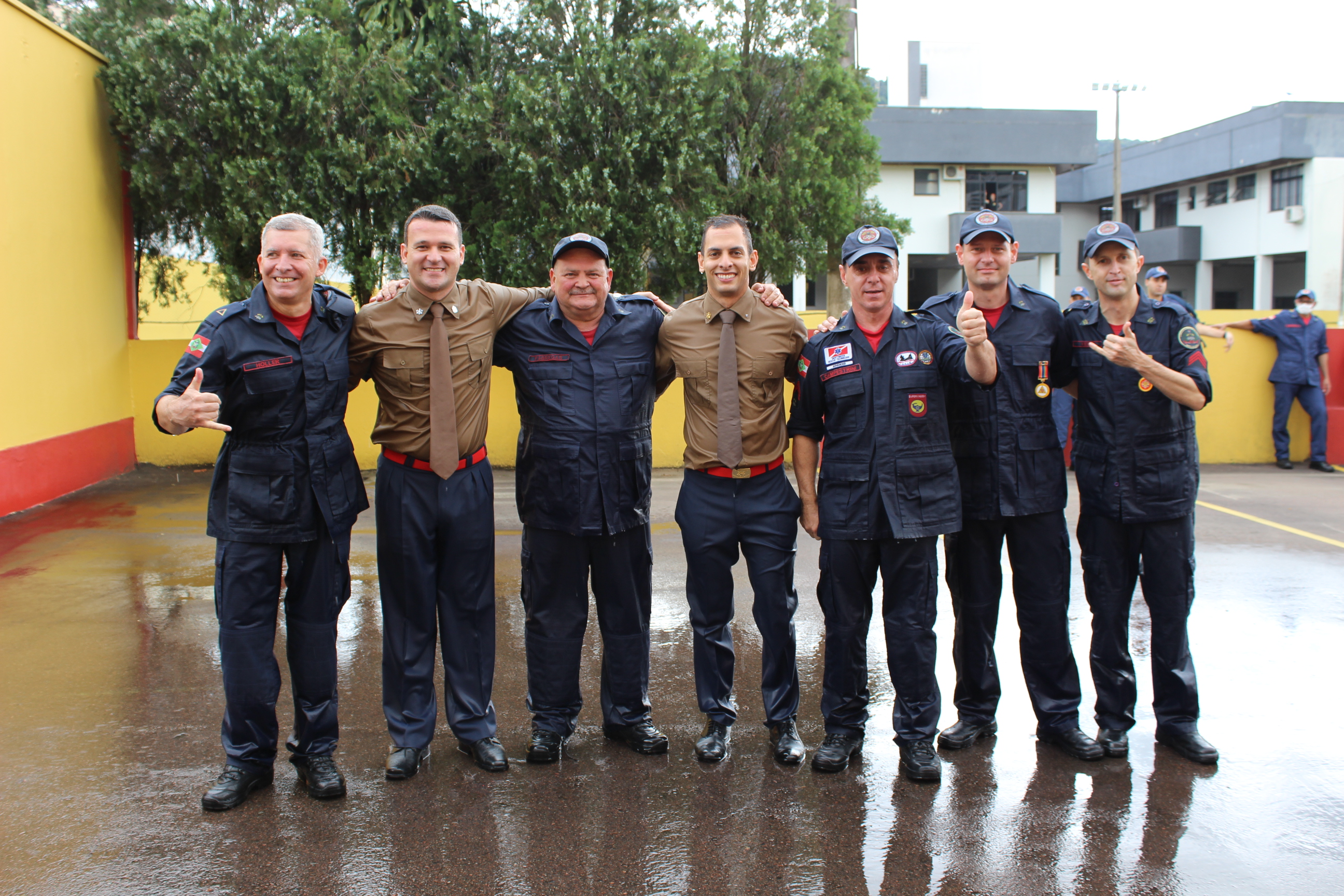 SOLENIDADE COM PROMOÇÃO DE BOMBEIROS MILITARES, ENTREGA DE VIATURA E TÍTULO AMIGO DO CBMSC